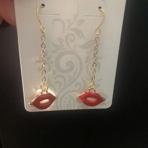 Kissy Lips dangly earrings. - Picture 6 of 9